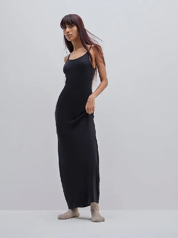 Superstar Black Ribbed-Textured Straight Dress