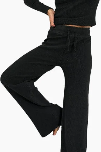 Perfect White Tee Kylie Full Length Waffle Pant in True Black Relaxed High-Waist Trousers Perfect White Tee Kylie Full Length Waffle Pant in True Black Relaxed High-Waist Trousers